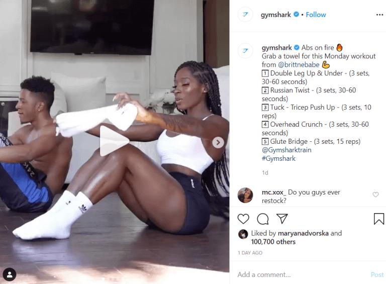 influencer doing ab workout